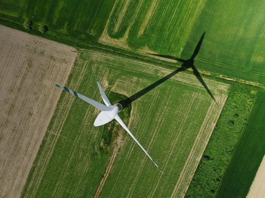 Turbina eólica vista de cima em campo verde