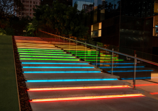 Escada com luzes coloridas