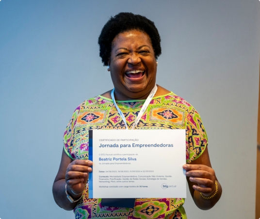 Mulher feliz segurando certificado de participação