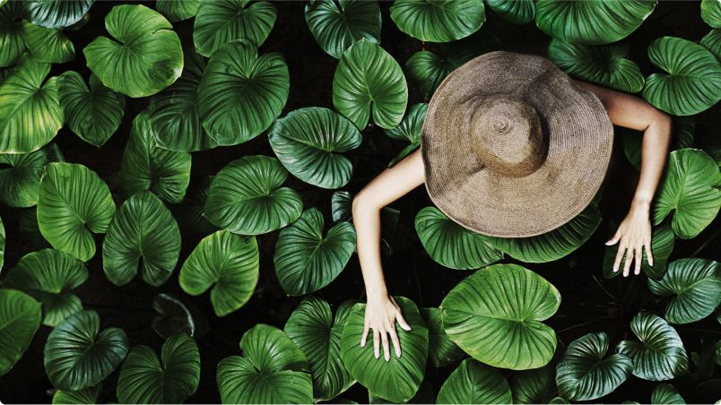 Mulher em meio a plantas