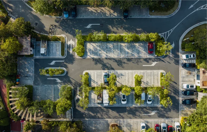 Carros estacionados em vagas